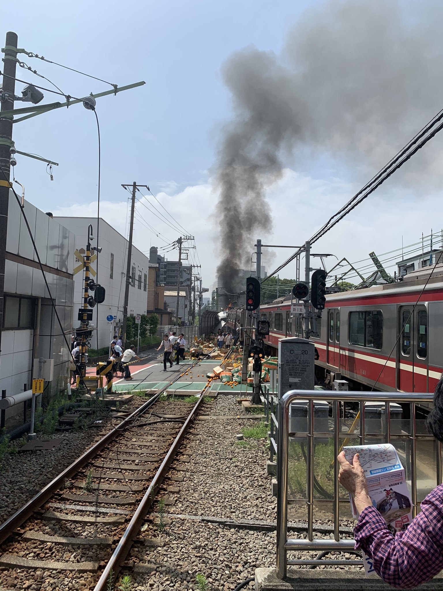 車内はパニックに 京急線事故 乗客が撮影した直後の映像