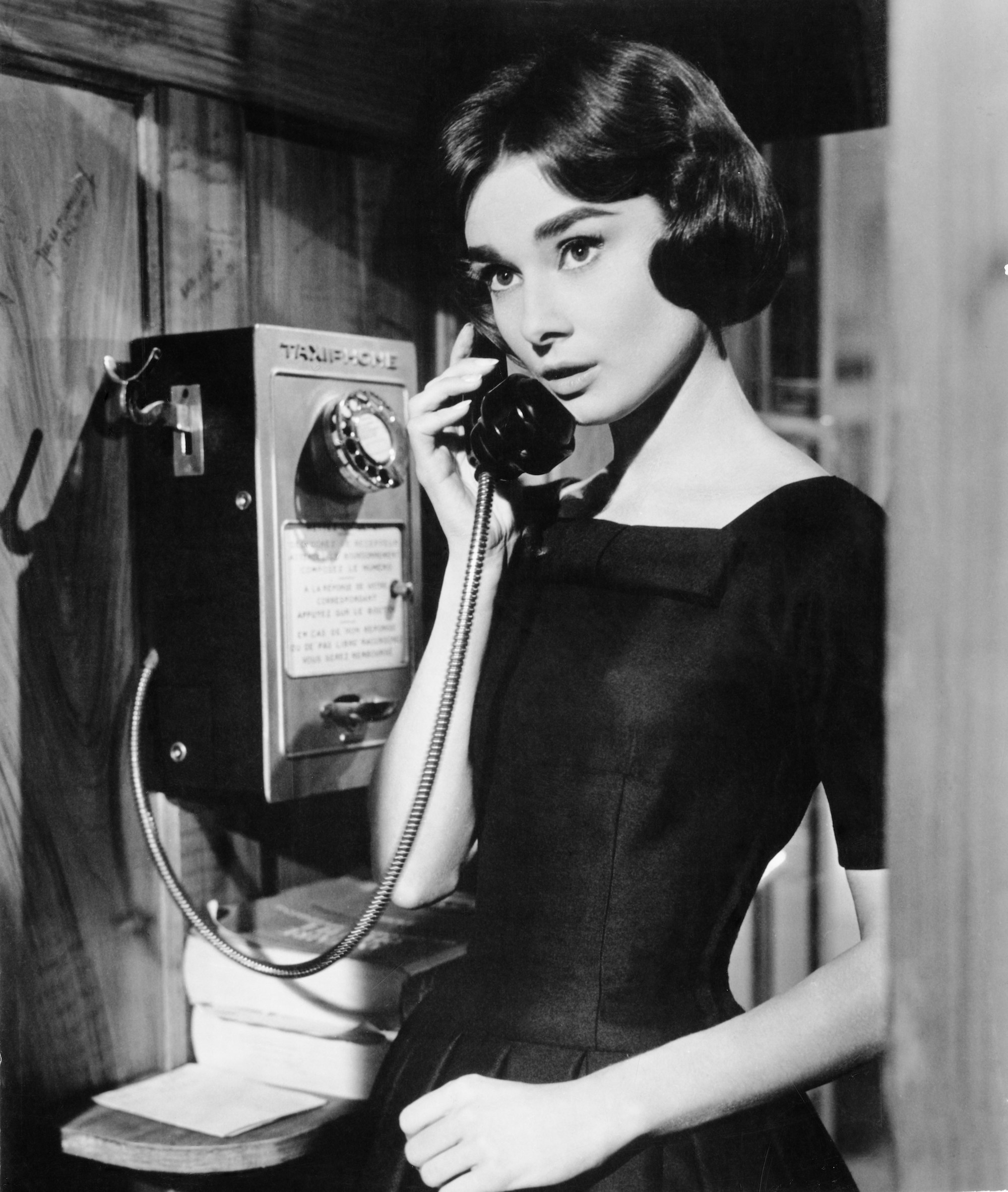 20世紀の公衆電話は人と人を繋いでいた。当時の写真をモノクロ写真で ...