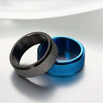 rings with textured band that spins 