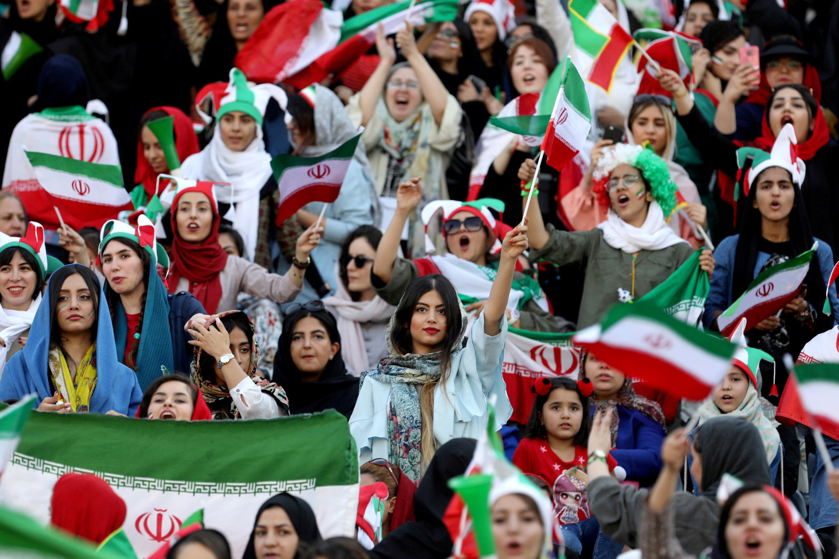 イラン人女性 およそ40年ぶりにサッカー観戦を認められる