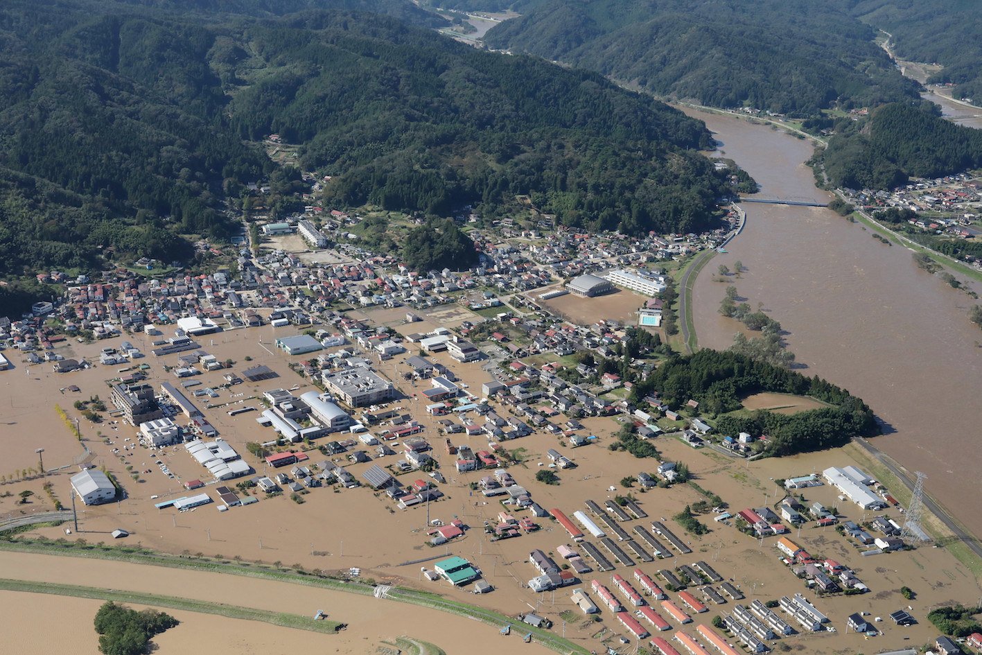 役場は水没 道路が冠水し分断した丸森町 被害の全容把握も困難に