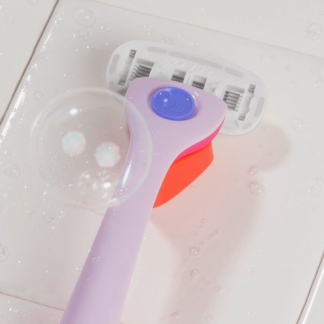 a light purple and pink razor