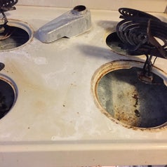Reviewer's stovetop full of grime and build-up 