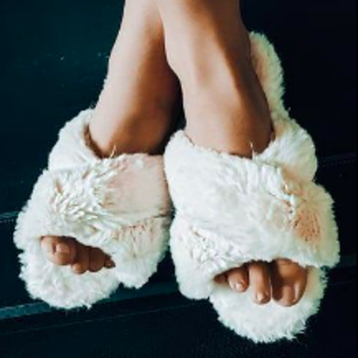 Different reviewer with slippers in white 