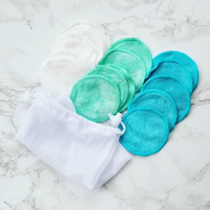 reviewer&#x27;s 12 blue, green and white rounds with their laundry bag