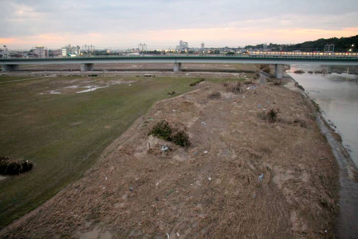 避難所に行くのは諦めた 台風の夜 氾濫した多摩川の土手で路上生活者は身を寄せ合った