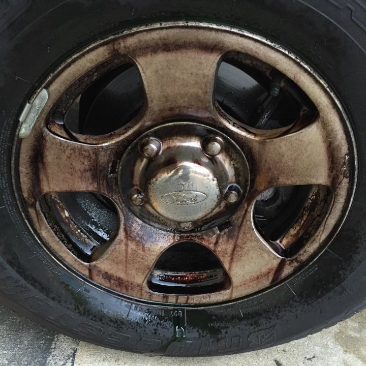 Reviewer's car wheel covered in rust and stains 