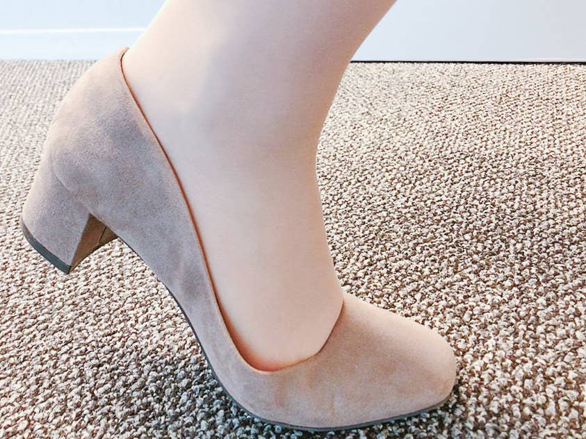 パンプスが痛くて履けない その悩み ダイソーのグッズで解決します