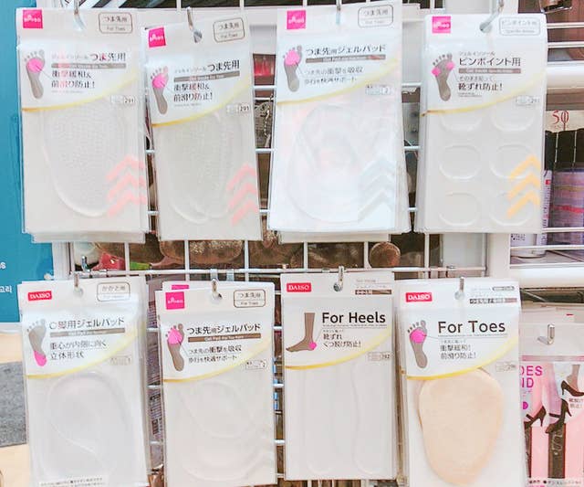 パンプスが痛くて履けない その悩み ダイソーのグッズで解決します