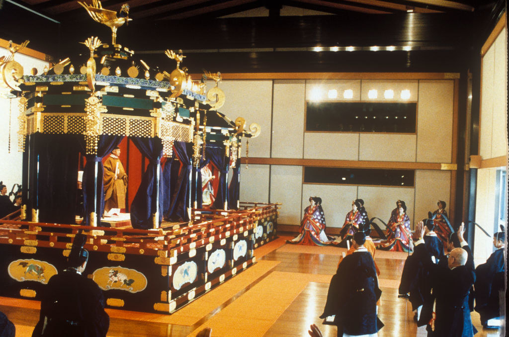 ダイアナ妃の姿も。平成の「即位礼正殿の儀」を写真で振り返る