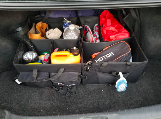 a reviewer&#x27;s photo of the organizer in their car 