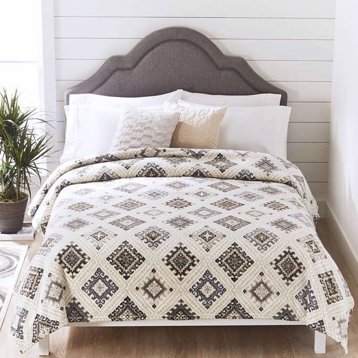 15 Super Cozy Blankets That You Can Get At Walmart