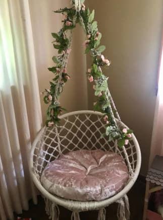 another reviewer with the swing adorned with leafy flowers