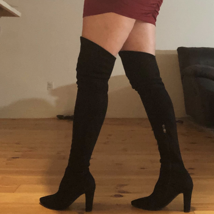 straight-size reviewer wearing the black thigh-high boots