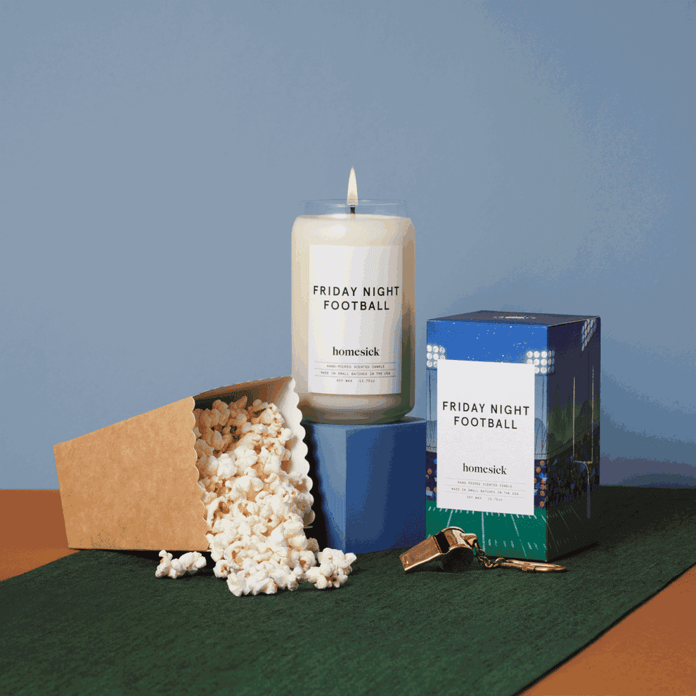 A moving image of the candle and some popcorn on a table 