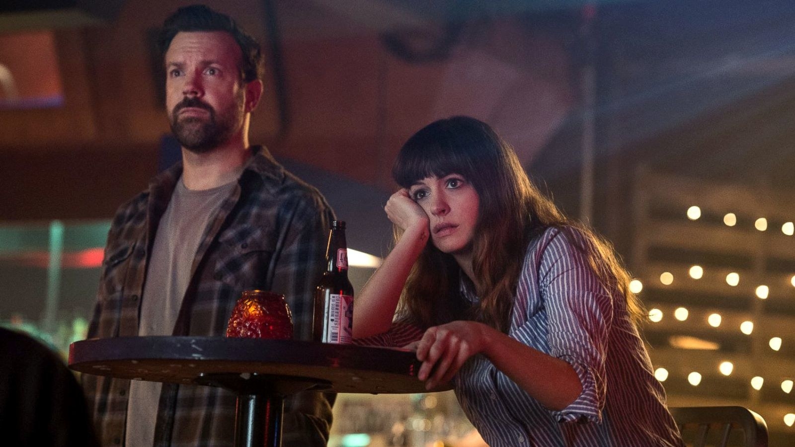 Jason Sudekis and Anne Hathaway watch the TV