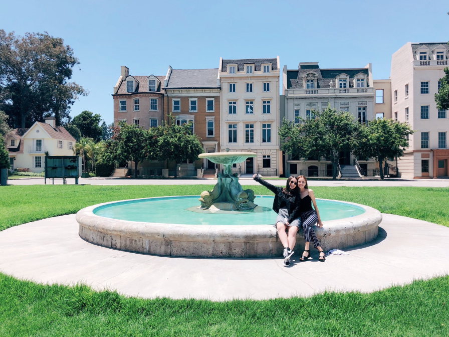 People Are Just Realizing That The Iconic Fountain In Friends Was Also In Hocus Pocus