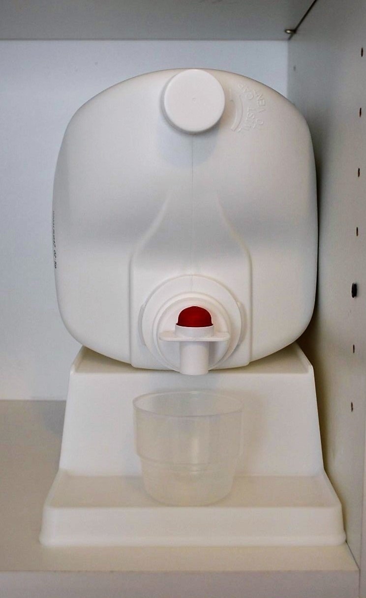 Cap sitting under detergent dispenser