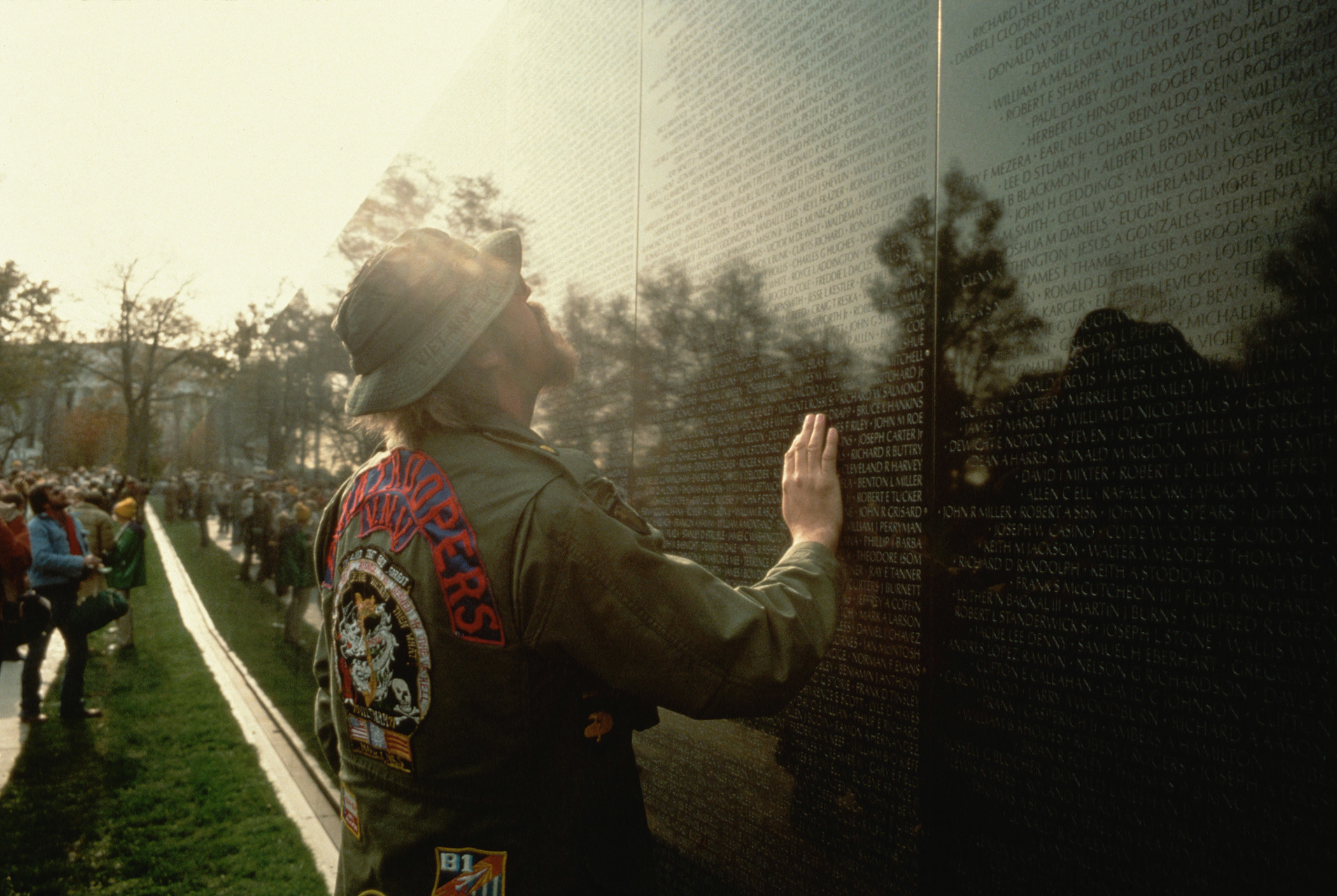 These Emotional Pictures Show How People First Reacted To The Vietnam Veterans Memorial