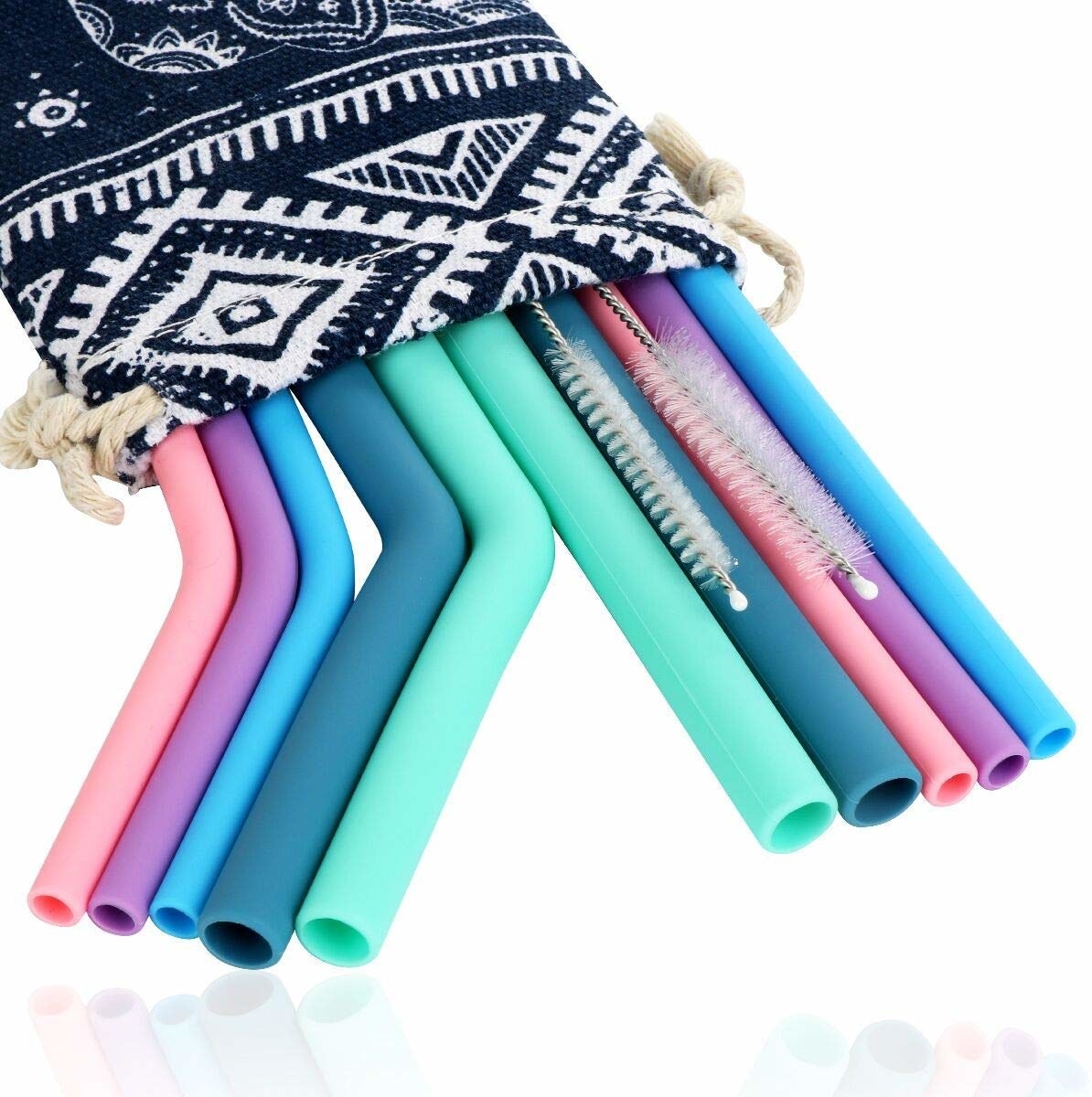 Five straight straws and five bent straws of small and medium sizes inside a case. It also includes two cleaning brushes