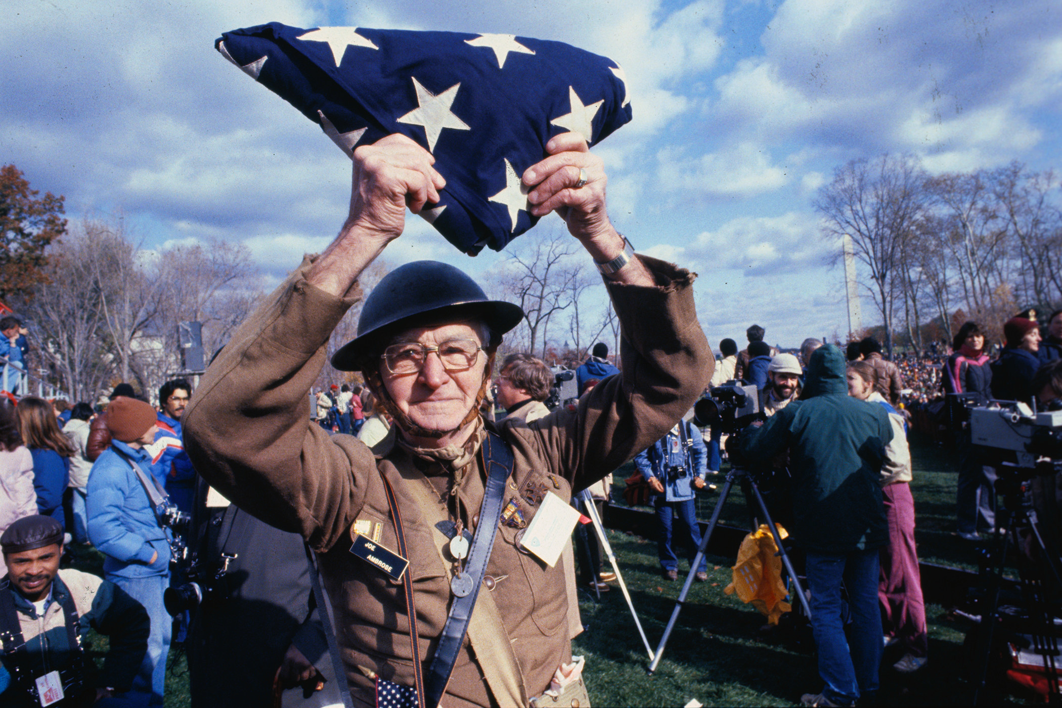 These Emotional Pictures Show How People First Reacted To The Vietnam Veterans Memorial