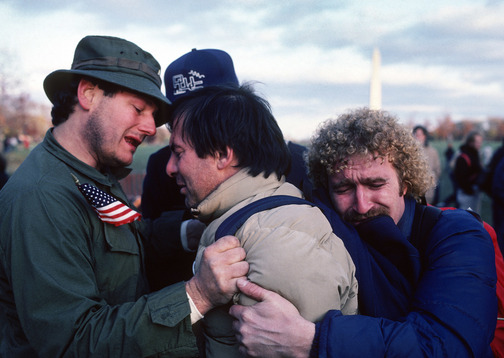 These Emotional Pictures Show How People First Reacted To The Vietnam Veterans Memorial