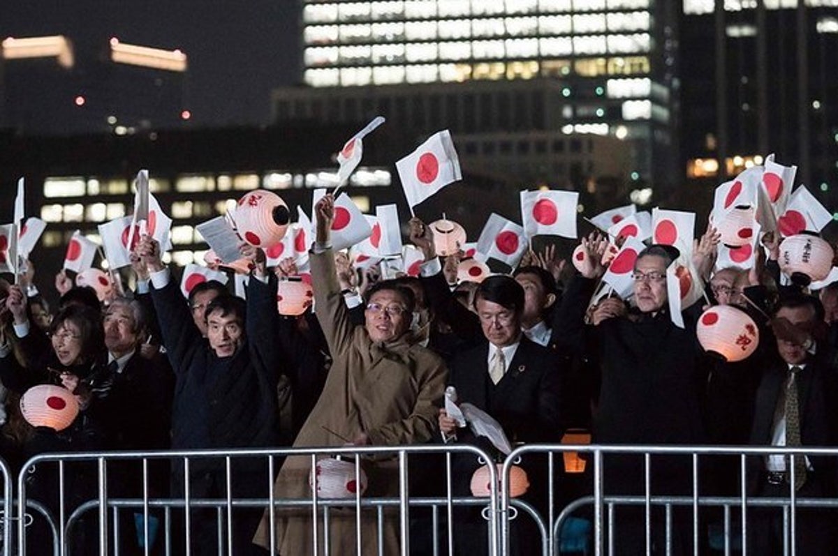 異例のエンドレス 万歳 天皇陛下の即位祝う国民祭典 戸惑いの声も