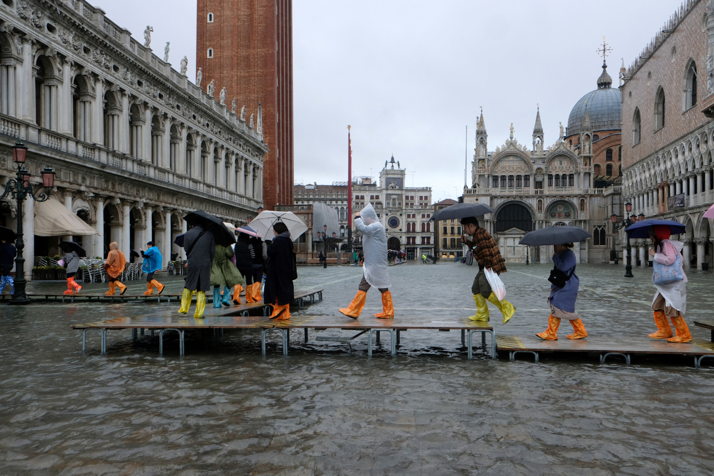 Почему венеция на воде. Площадь Сан Марко в Венеции затопило. Венеция площадь Сан Марко. Венеция площадь Сан Марко наводнение. Венеция Сан Марко наводнение 2019.