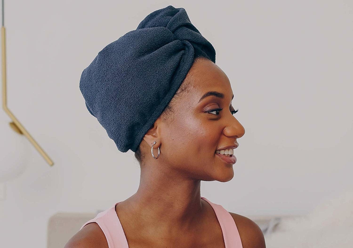 A model wearing a navy blue wrap on their head