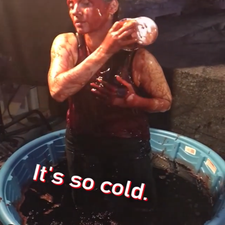 Behind-the-scenes of Jessica Chastain pouring blood on herself in a kiddie pool