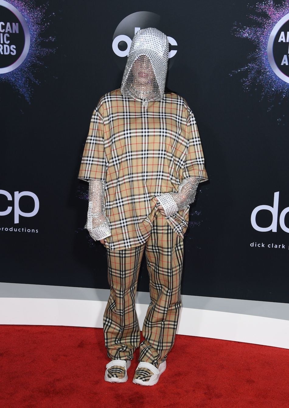 Photos Of Billie Eilish And Her Burberry Beekeeper Outfit At The 2019 AMAs