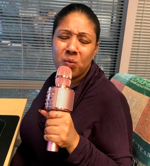 A reviewer using the pink karaoke mic