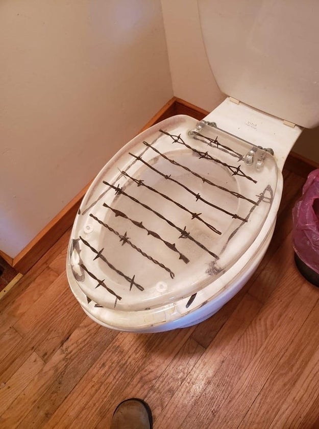 Carving into a toilet seat : r/trashy