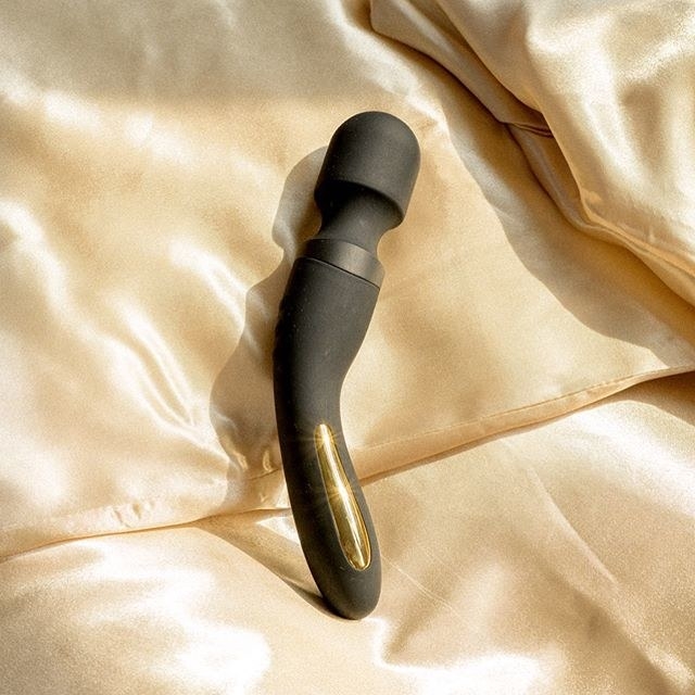 The curved, wand-shaped vibrator 