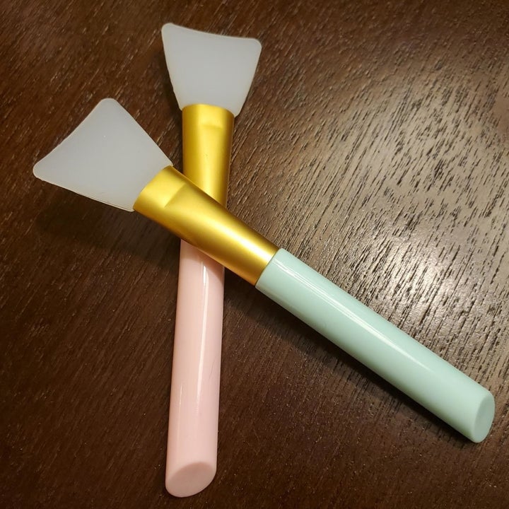 the silicone brushes in pink and teal 