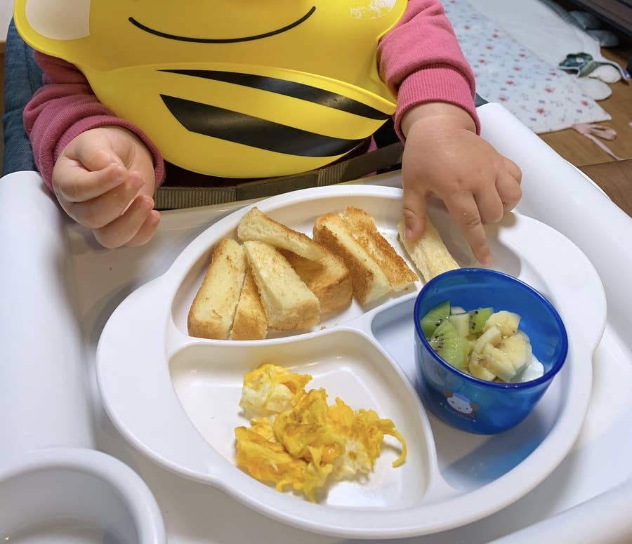 目を離した隙に起きた事件 食パン一斤に丸々かじりついた赤ちゃんがこちら