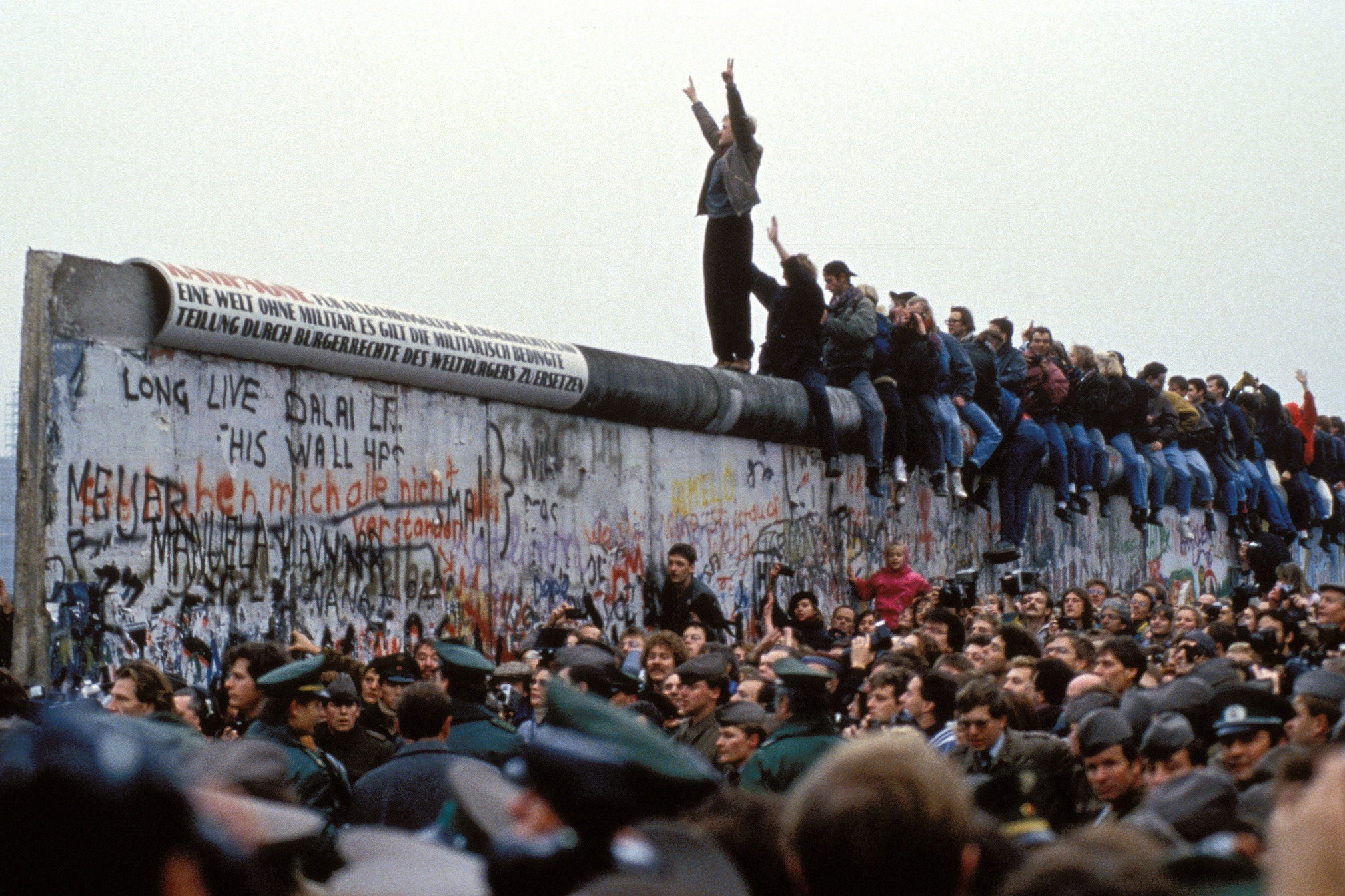 here-s-how-people-celebrated-the-fall-of-the-berlin-wall