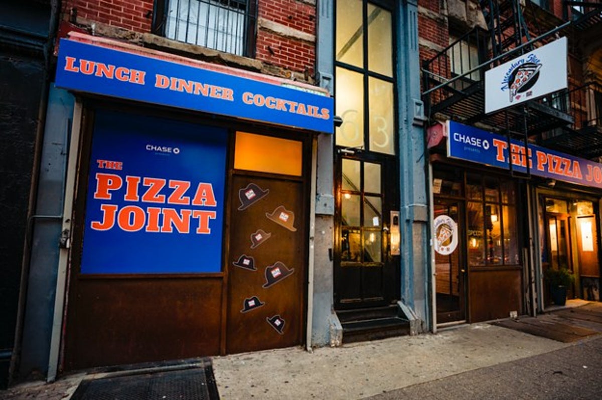 Chase And Buzzfeed Open New York Themed Pizza Joint Pop Up To Celebrate New York Knicks