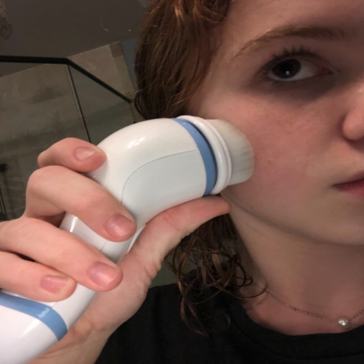 reviewer holding the brush up to their face