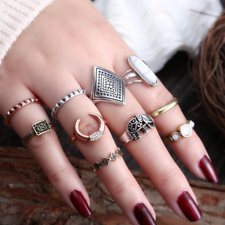 the rings on a hand, some are knuckle rings and some are midi rings 