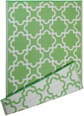 showing reversible pattern with white and green rug