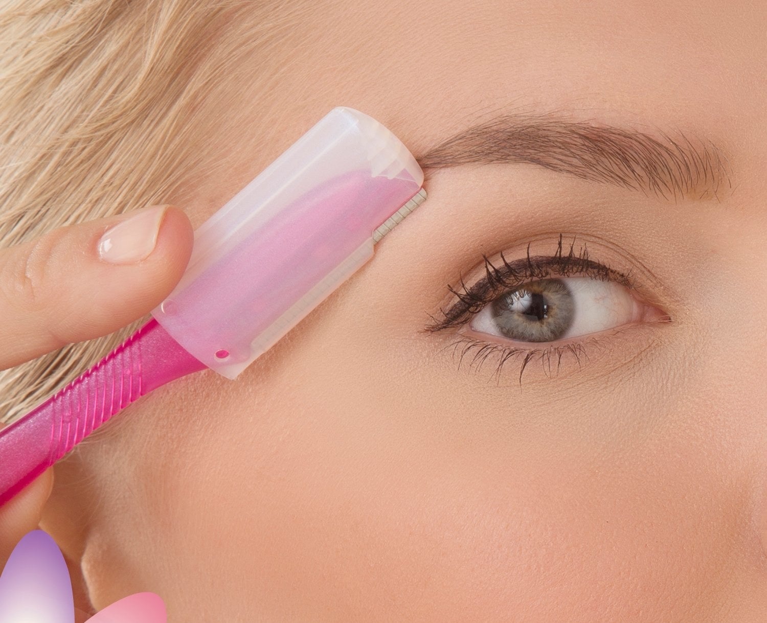 model uses the handled razor on eyebrows