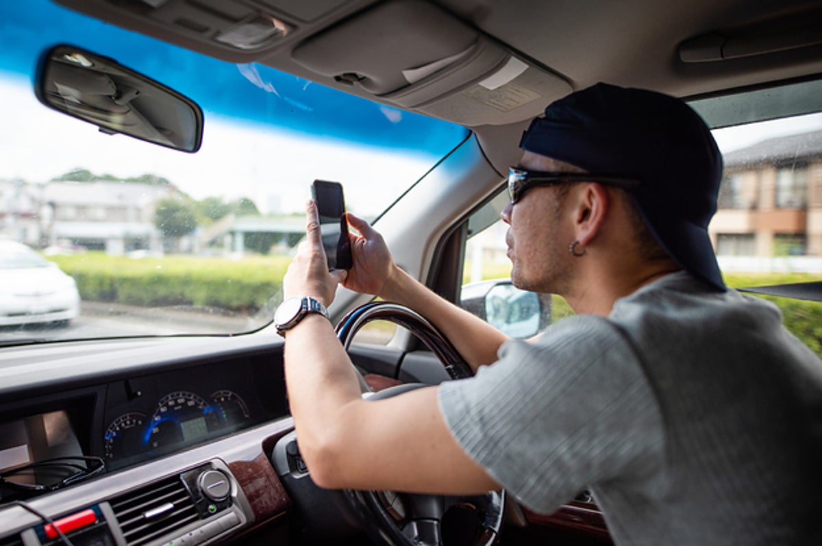 スマホ見ながら運転で 一発免停 も 違反金は3倍に 今日から道交法改正 そのポイントは