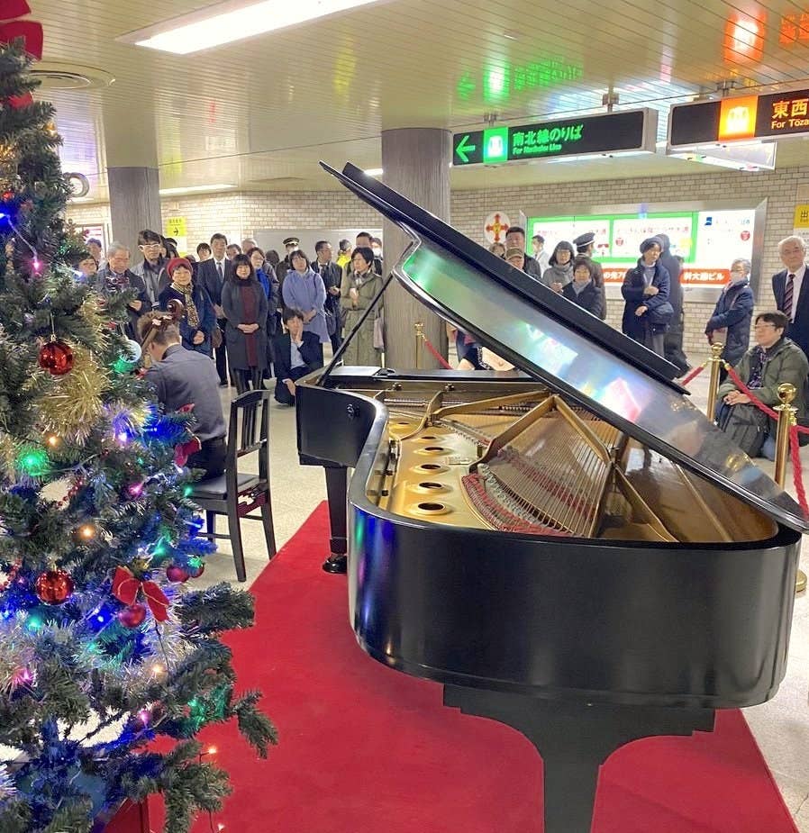 駅員さんからのクリスマスプレゼント 北海道の駅に歌声が響いた