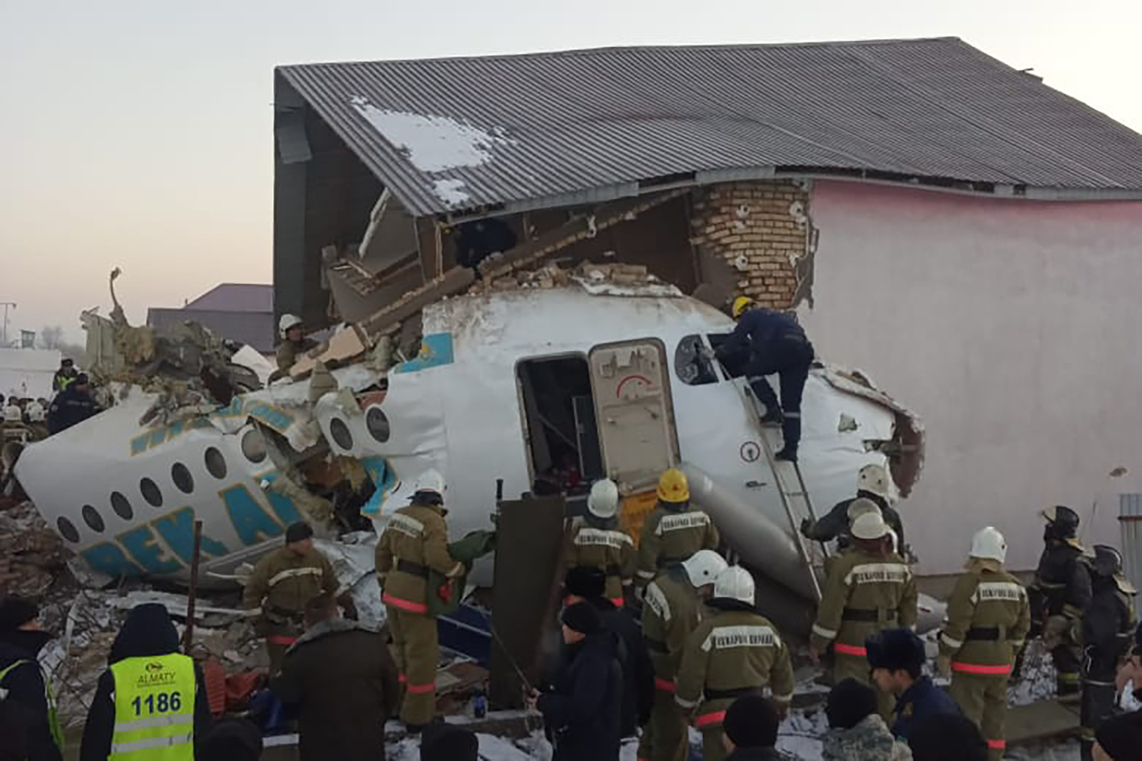 Авиакатастрофа сейчас. Катастрофа Fokker 100 под Алма-атой. Авиакатастрофа в Алма Ате 2019. Катастрофа a320 в Тегусигальпе. Крушение самолета Казахстан Алматы 27 декабря 2019.