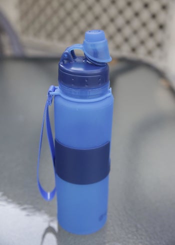 reviewer showing the water bottle full of water