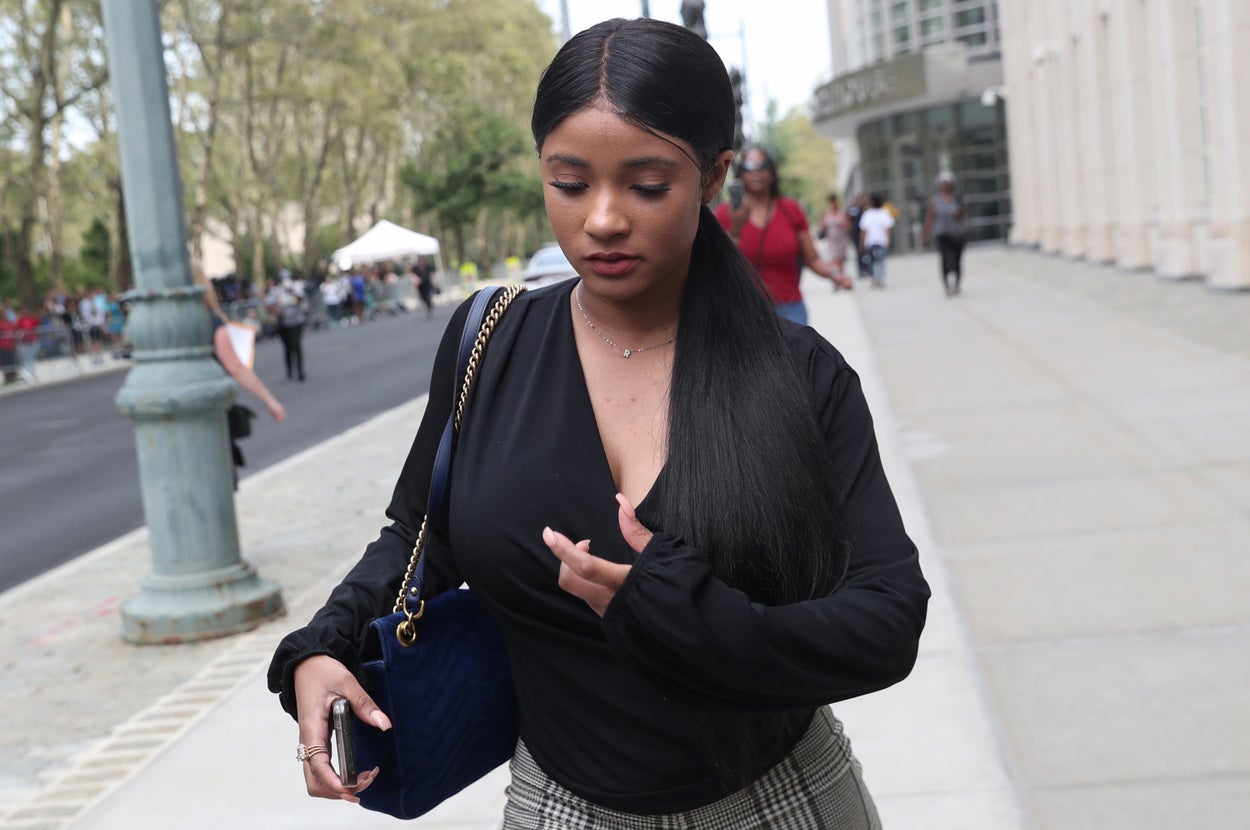 Buzzfee R. Kelly R. Kelly: Joycelyn Savage Denies Posts Portraying Her As His Victim