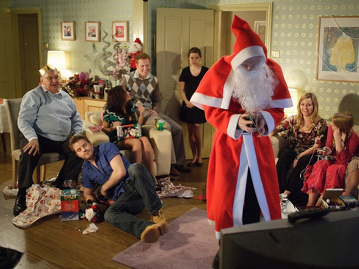 16 British Christmas Traditions That Are Completely Essential, But Don