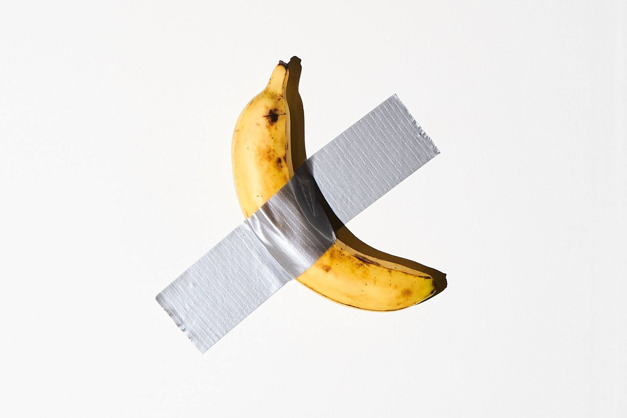 美術展で1300万円の値がついた バナナ その場で自称パフォーマーに食べられる