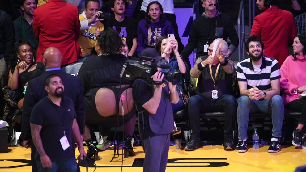 Lizzo Wore An Nsfw Outfit To A Basketball Game And It Sparked A Debate About Body Type Double Standards